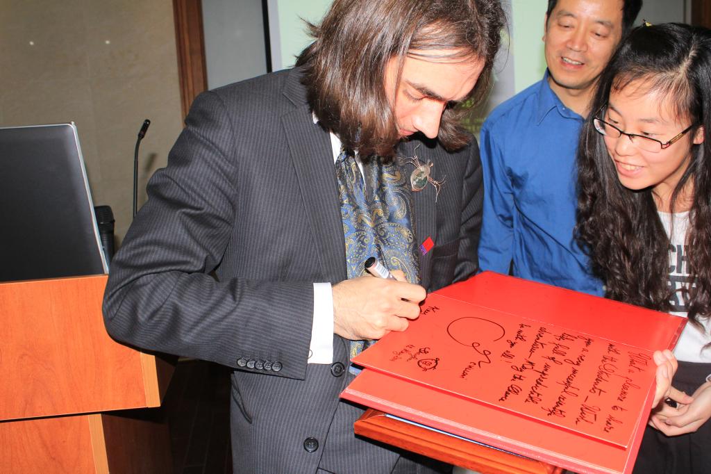 法国数学家Cédric Villani访问上海交大数学系